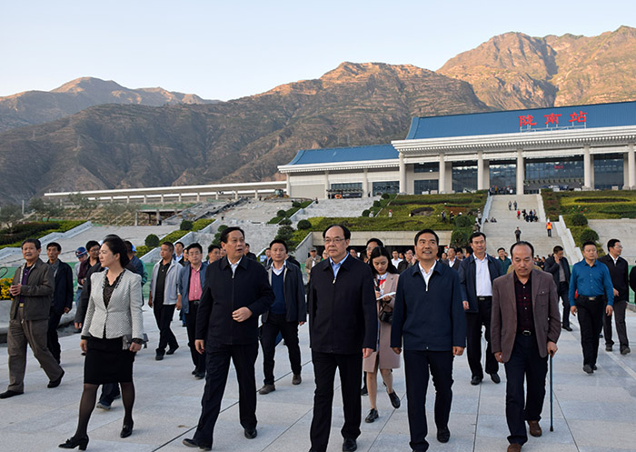 全國(guó)、省市政協(xié)委員體驗(yàn)蘭渝鐵路、視察階州廣場(chǎng)