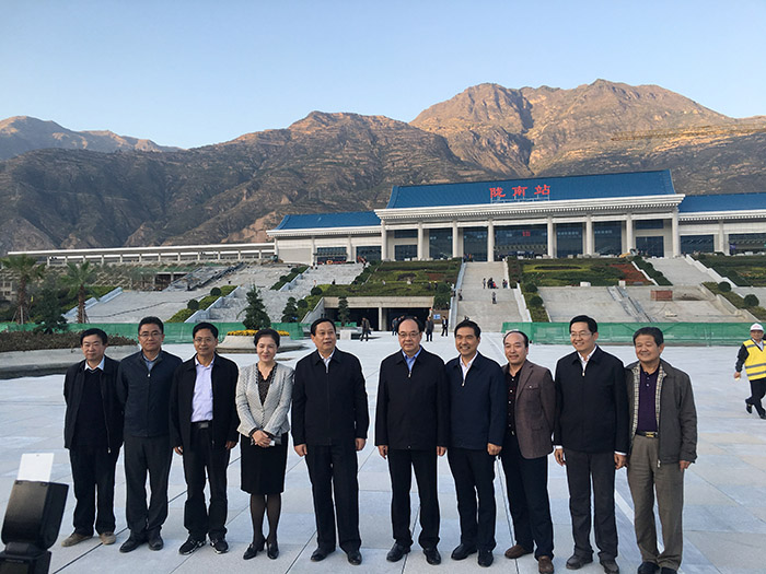 全國(guó)、省市政協(xié)委員體驗(yàn)蘭渝鐵路、視察階州廣場(chǎng)
