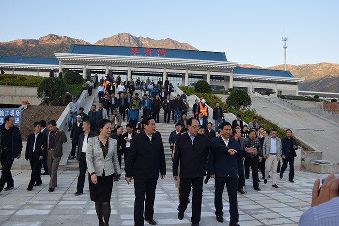 全國(guó)、省市政協(xié)委員體驗(yàn)蘭渝鐵路、視察階州廣場(chǎng)