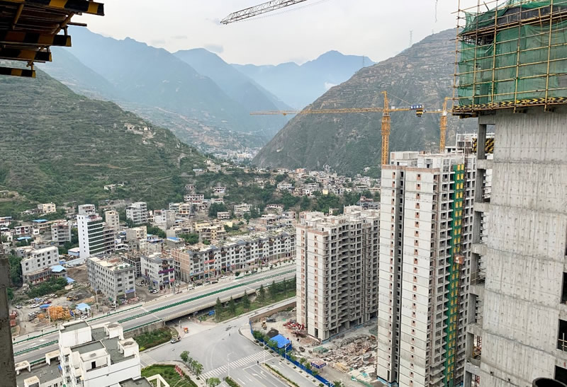 匠心傾注、喜封金頂——龍江?雙子座商住小區(qū)主體順利封頂