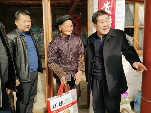 市龍江集團在文縣橋頭鎮(zhèn)安子坡村開展“解難題、辦實事、送溫暖”活動