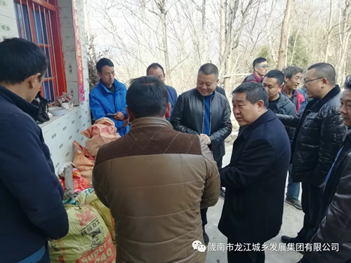 市龍江集團在文縣橋頭鎮(zhèn)安子坡村開展“解難題、辦實事、送溫暖”活動