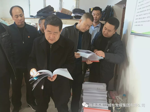 市龍江集團在文縣橋頭鎮(zhèn)安子坡村開展“解難題、辦實事、送溫暖”活動