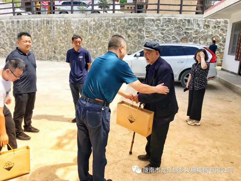 “感黨恩、憶黨史”，--市龍江城鄉(xiāng)發(fā)展集團(tuán)公司開展慶祝建黨99周年主題黨日活動(dòng)